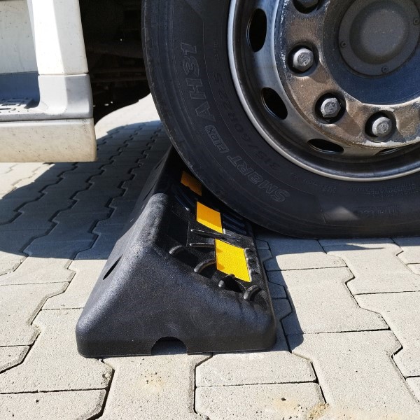 Parkirni omejevalec za tovorna vozila